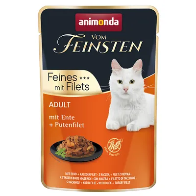 Animonda Vom Feinsten Adult jemné s filetami, s kačicou a morčacím filetom, bez obilnín. Zobrazenie bielej mačky a podávaného mokrého krmiva.