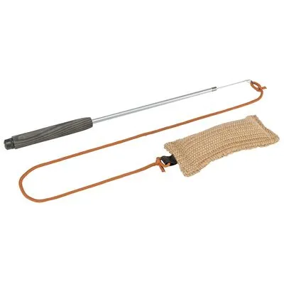 Speelhengel met zwart handvat, metalen staaf en jute kussen aan een bruine leren koord. Materialen: metaal, kunststof, jute, leer. Geen merknaam zichtbaar.