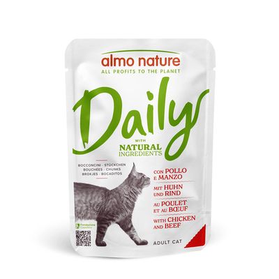 Almo Nature Daily mit natürlichen Zutaten, Bocconcini-Stückchen mit Huhn und Rind. Adult Cat. Verpackung zeigt graue Katze.