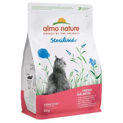 almo nature Sterilised Adult Cat droogvoer met verse zalm, 2 kg. Tekst: 'with fresh salmon', afbeelding van een kat en bloemen op de verpakking. almo nature Sterilised Adult Cat droogvoer met verse zalm, 2 kg. Tekst: 'with fresh salmon', afbeelding van een kat en bloemen op de verpakking.