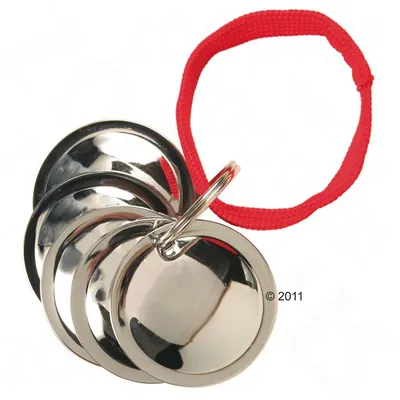 Fyra runda metallskivor på ring med röd textilögla, allt i metall och tyg, ingen synlig märkning eller text.