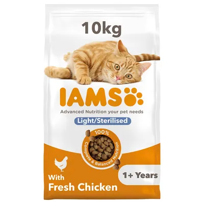 10kg IAMS Light/Sterilised dry food with fresh chicken, complete and balanced nutrition for 1+ years, visible kibble image and text: Advanced Nutrition your pet needs.