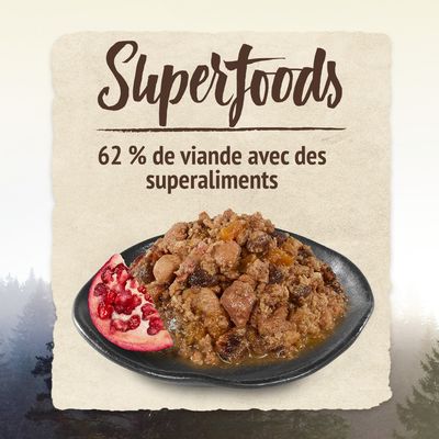 Superfoods, 62 % de viande avec des superaliments, plat de nourriture humide avec morceaux et grenade visible.