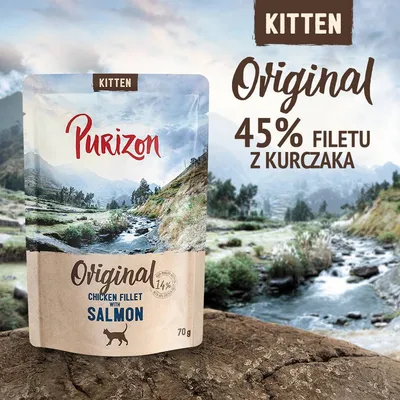 Purizon Kitten Original, 45% filetu z kurczaka, chicken fillet with salmon, 70 g. Opakowanie karmy dla kociąt widoczne na tle krajobrazu. Purizon Kitten Original, 45% filetu z kurczaka, chicken fillet with salmon, 70 g. Opakowanie karmy dla kociąt widoczne na tle krajobrazu.