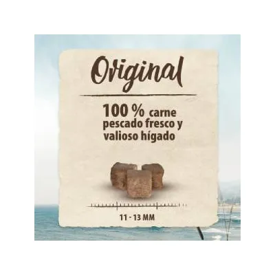 Original. 100 % carne, pescado fresco y valioso hígado. Cubos de alimento tamaño 11–13 mm visibles en la imagen.