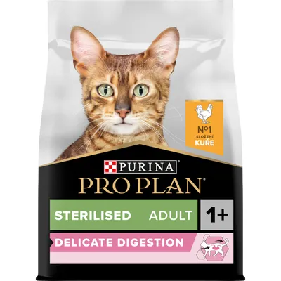 Balení s textem PURINA PRO PLAN STERILISED ADULT 1+ DELICATE DIGESTION, obrázek kočky, ikona kuřete a nápis No1 složení kuře. Balení s textem PURINA PRO PLAN STERILISED ADULT 1+ DELICATE DIGESTION, obrázek kočky, ikona kuřete a nápis No1 složení kuře.
