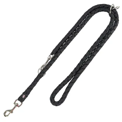 Laisse noire tressée avec deux mousquetons métalliques et anneaux, poignée intégrée visible. Matière : nylon et métal.