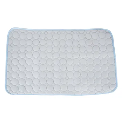 Harmaa matto, jossa on pyöreä kuvio ja vaaleansininen reuna, suorakulmainen muoto.