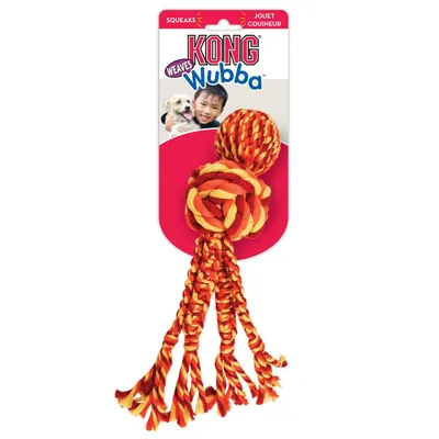 KONG Wubba Weaves hračka s oranžovo-červeným pleteným provazem a pískátkem, obal zobrazuje název produktu a design.
