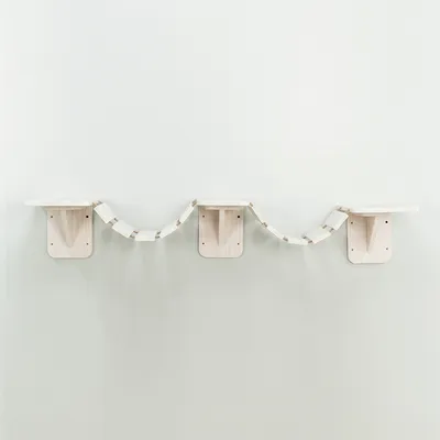 Wandgemonteerd klimrek van licht hout met drie platforms en een flexibele brugverbinding.