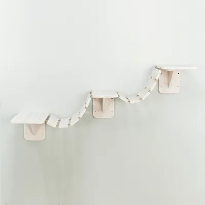 Fából készült, falra szerelhető mászókészlet három platformmal és két összekötő függőhíddal. Fából készült, falra szerelhető mászókészlet három platformmal és két összekötő függőhíddal.