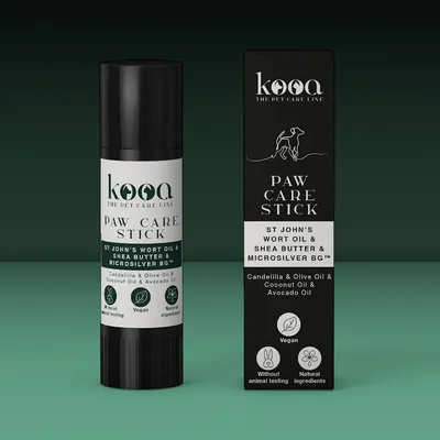 kooa Paw Care Stick met sint-janskruidolie, sheaboter en Microsilver BG™. Vegan, dierproefvrij, natuurlijke ingrediënten: candelilla-, olijf-, kokos- en avocado-olie.