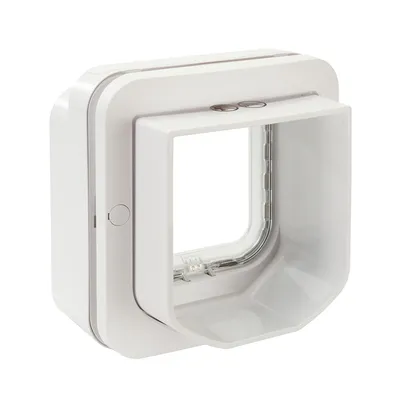 Puerta para gatos blanca con paso transparente y cierre magnético, adecuada para puertas o paredes.