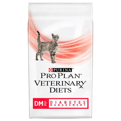 PURINA Pro Plan Veterinary Diets DM St/Ox Diabetes Management -kissanruokapakkaus, valkoinen tausta, harmaa raidallinen kissa, punainen korostuskuvio