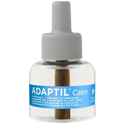 Frasco com tampa cinzenta e rótulo azul visível: ADAPTIL Calm. Inclui contactos de empresas e volume 48 ml.