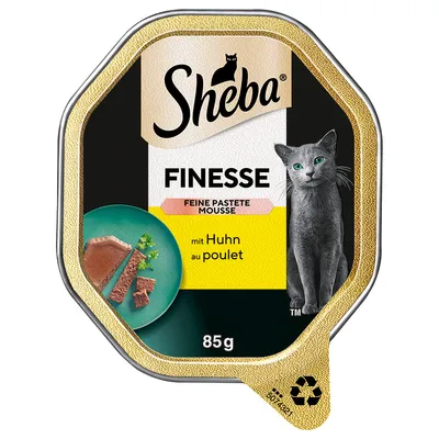 Sheba Finesse pastă fină mousse cu pui, 85 g. Ambalajul prezintă o pisică gri și pastă servită.