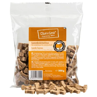 Chewies Training Maxi lammeknogler, godbidder med 5% lam, Made in Germany, 200g. Sammensætning og analytiske bestanddele synlige på emballagen.