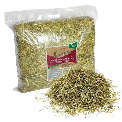 Hansepet Natur-Wiesenheu XL, 100% Natur, Großpackung mit losem Heu davor. Etikett zeigt Kleintiere und Produktinformationen.