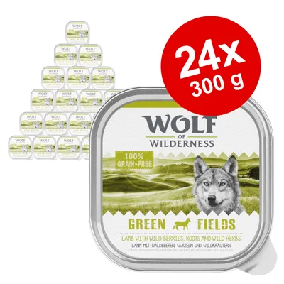 Wolf of Wilderness Green Fields, 24x300 g. 100% grain-free. LAMB WITH WILD BERRIES, ROOTS AND WILD HERBS. Synlige bakker stablet i trekantet formation.