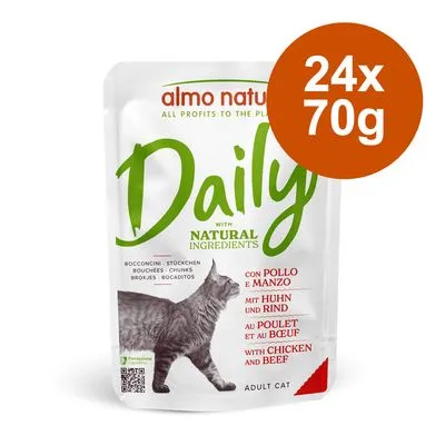 almo nature Daily met natuurlijke ingrediënten, kip en rund, adult cat. Verpakking: 24 x 70g. Tekst in meerdere talen zichtbaar op de verpakking.
