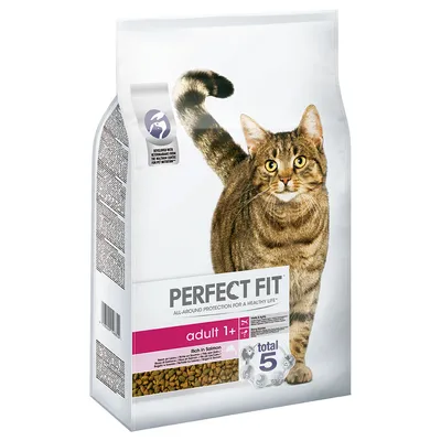 Perfect Fit adult 1+ macskaeledel, lazacban gazdag, total 5. Felirat: all-around protection for a healthy life, developed with veterinarians. Cirmos macska képe a csomagoláson.