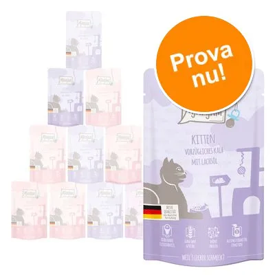 Kattmat för kattungar, text på förpackning: Kitten, Vorzügliches Kalb mit Lachsöl. Orange cirkel med texten Prova nu! Tysk flagga och symboler synliga på förpackningen. Kattmat för kattungar, text på förpackning: Kitten, Vorzügliches Kalb mit Lachsöl. Orange cirkel med texten Prova nu! Tysk flagga och symboler synliga på förpackningen.