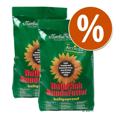 Dos sacos de pienso Markus-Mühle NaturNah Hundefutter kaltgepresst con girasol y texto promocional en alemán. Símbolo de porcentaje indica oferta o descuento. Dos sacos de pienso Markus-Mühle NaturNah Hundefutter kaltgepresst con girasol y texto promocional en alemán. Símbolo de porcentaje indica oferta o descuento.