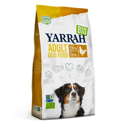 Упаковка корма для собак YARRAH BIO ADULT DOG FOOD, белая с жёлтым. Протеин 25 %, жир 13 %. Изображение собаки, значки и маркировка: 100 % recyclable, эко-сертификаты.