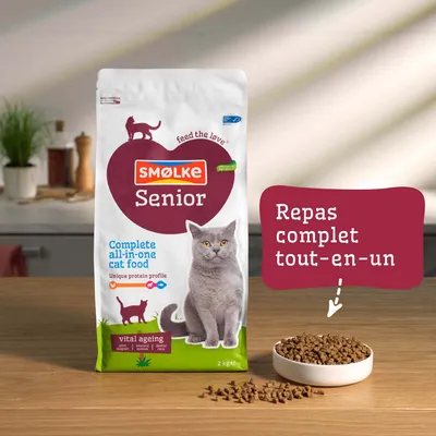 SMØLKE Senior Complete all-in-one nourriture pour chat, profil protéique unique, vitalité pour le vieillissement, 2 kg. Texte : Repas complet tout-en-un. Gamelle avec croquettes à côté.