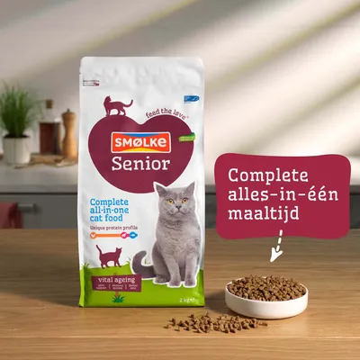 Smølke Senior Complete alles-in-één kattenvoer, Uniek eiwitprofiel, vitaal ouder worden, 2 kg. Tekst: Complete alles-in-één maaltijd. Smølke Senior Complete alles-in-één kattenvoer, Uniek eiwitprofiel, vitaal ouder worden, 2 kg. Tekst: Complete alles-in-één maaltijd.