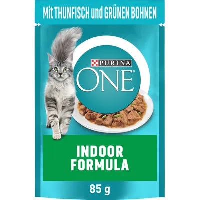 PURINA ONE Indoor Formula kattmat, 85 g. Text på förpackningen: Mit Thunfisch und grünen Bohnen. Bild på grå katt och tallrik med bitar av mat.
