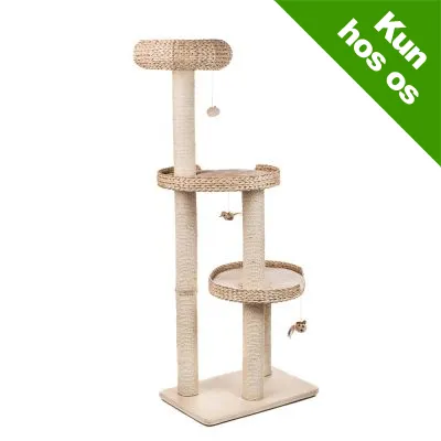 Kradsestativ med tre niveauer, to hængende legetøjsbolde og tekstilbetrukne platforme. Synlig grøn tekst: Kun hos os. Kradsestativ med tre niveauer, to hængende legetøjsbolde og tekstilbetrukne platforme. Synlig grøn tekst: Kun hos os.