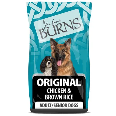Verpakking Burns Original Chicken & Brown Rice, zichtbaar voor volwassen/senior honden. Tekst: John Burns, ORIGINAL CHICKEN & BROWN RICE, ADULT/SENIOR DOGS. Afbeelding van twee honden.