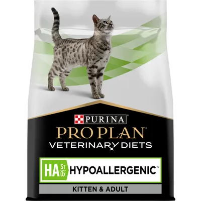 Embalaža hrane za mačke z napisom Purina Pro Plan Veterinary Diets HA St/Ox Hypoallergenic Kitten & Adult. Na embalaži je slika mačke. Embalaža hrane za mačke z napisom Purina Pro Plan Veterinary Diets HA St/Ox Hypoallergenic Kitten & Adult. Na embalaži je slika mačke.