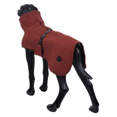 Une figurine de chien noire porte un manteau polaire marron avec un col montant et une fermeture latérale.