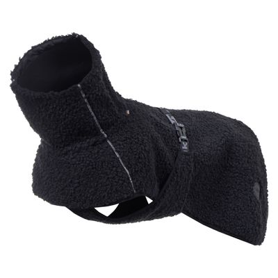 Svart hundjacka i fleece på en svart hundstaty, med reflekterande rand och synlig sidostängning.