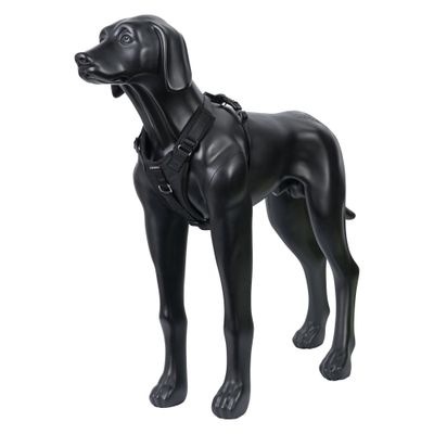 Svart hundsele presenterad på en svart hundstaty, visar selelsens passform och hur den sitter.