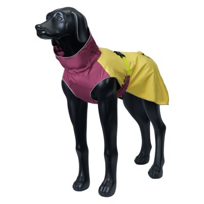 Hundemantel in Gelb und Dunkelrot mit reflektierenden Nähten, präsentiert an einer schwarzen Hundemodellfigur.