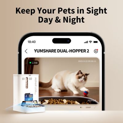 YUMSHARE DUAL-HOPPER 2 s živým přenosem z kamery, ukazuje domácího mazlíčka při krmení a hraní. Text: Mějte své mazlíčky na očích ve dne i v noci.