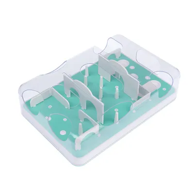 Giocattolo interattivo con design a labirinto verde e bianco e pareti trasparenti, adatto per esercizi di abilità.