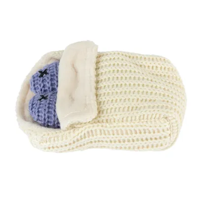 Cama acogedora beige de punto con dos corazones de juguete lilas de punto, ideal para mascotas.