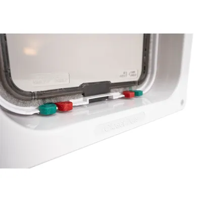 Zbliżenie na białą klapkę dla zwierząt z czerwonymi i zielonymi przyciskami blokady, nazwa marki 'Closer Pets' widoczna na dole. Zbliżenie na białą klapkę dla zwierząt z czerwonymi i zielonymi przyciskami blokady, nazwa marki 'Closer Pets' widoczna na dole.