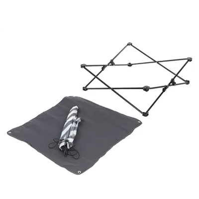 Opvouwbaar zwart frame, grijze mat met ogen en opgevouwen gestreepte stof. Accessoire voor montage of transport.