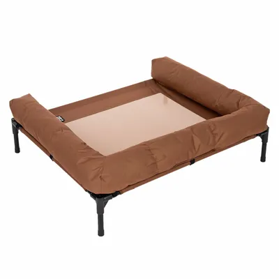 Lit pour chien surélevé avec cadre en métal noir, surface centrale en tissu tendu beige et rebords rembourrés marron sur trois côtés. Aucun texte visible.