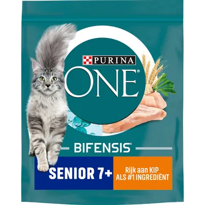 Purina ONE Bifensis Senior 7+ kattenvoer, rijk aan kip als #1 ingrediënt. Afbeelding van een grijze kat, kipfilet, graan en kruiden op de verpakking.