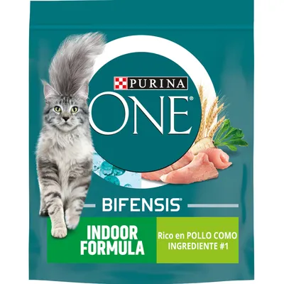Purina ONE Bifensis Indoor Formula, rico en pollo como ingrediente nº1. Imagen de un gato y trozos de pollo, trigo y verduras en el envase.