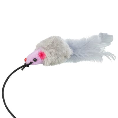 Speelgoedmuis met roze kop, grijze vacht en staart van veren, bevestigd aan een zwart koord.