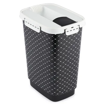 Contenitore in plastica nero con motivo a rete bianca e coperchio bianco dotato di chiusura a scatto e apertura superiore nera. Nessun marchio o testo visibile. Contenitore in plastica nero con motivo a rete bianca e coperchio bianco dotato di chiusura a scatto e apertura superiore nera. Nessun marchio o testo visibile.