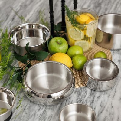 Круглая миска из нержавеющей стали с глянцевой поверхностью, подходит для корма или воды.