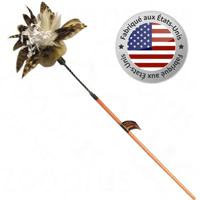 Baguette de jeu pour chat avec plumes naturelles, étiquette visible, badge rond « Fabriqué aux États-Unis » avec drapeau américain.